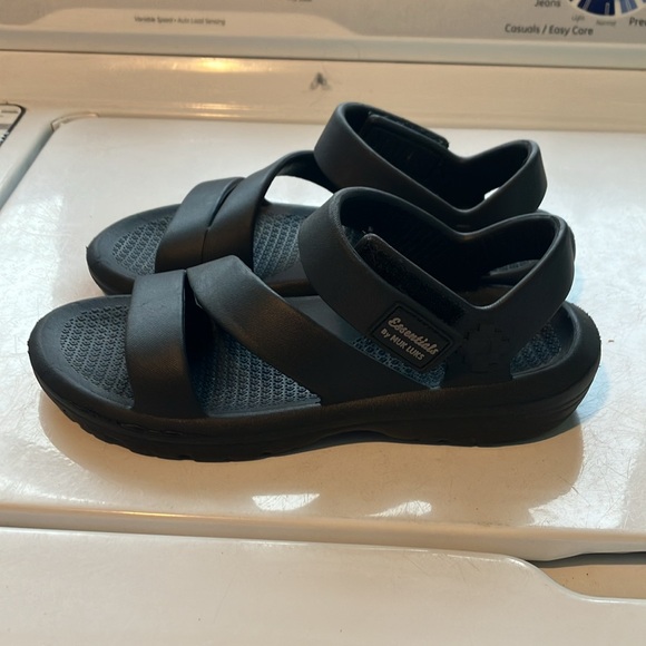 Essentials by Muk Luks black rubber sandals Velcro size 7-8 women’s - Picture 4 of 8